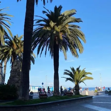 Fronte Mare-stazione Monica Apartment *